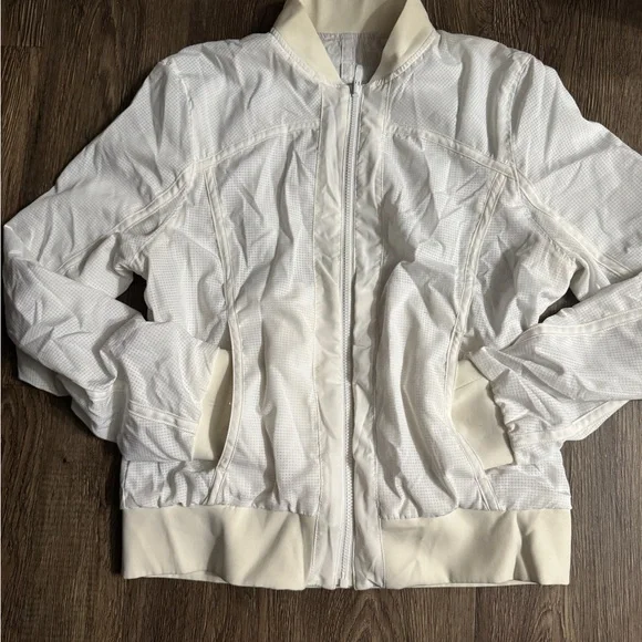 Lululemon: Women's Reversible Insulated
Windbreaker Jacket - Picture 12 of 16